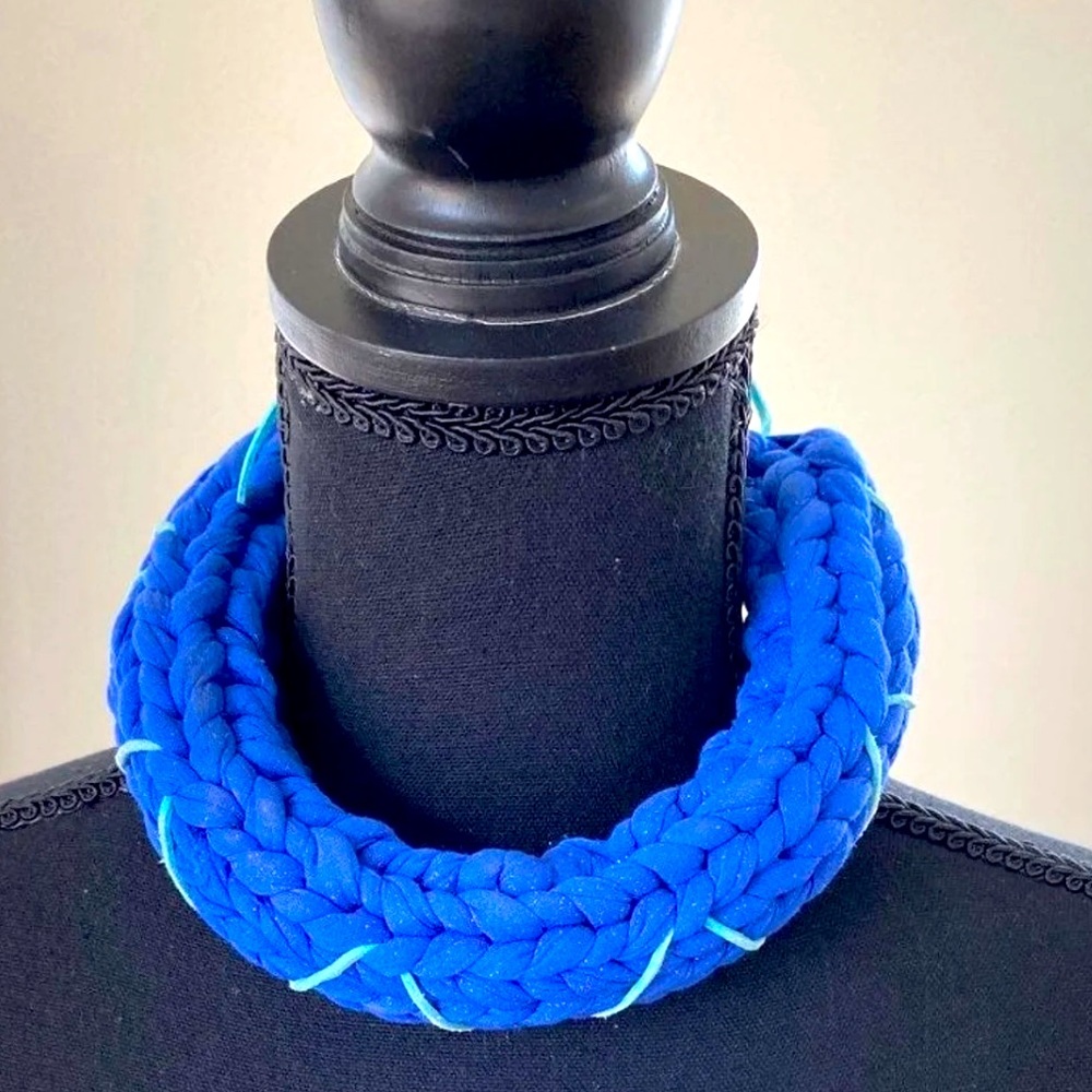 Artsy, Regal Choker